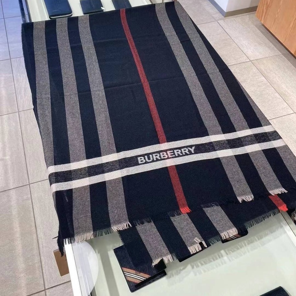 Burberry 51%wool 49%slik scarf new great gift